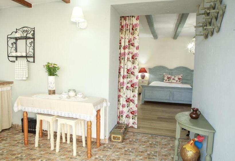 דירת חדר נוף לגינה, Karolina Vendégház