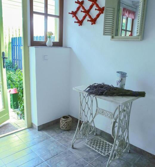 דירת חדר נוף לגינה, Karolina Vendégház