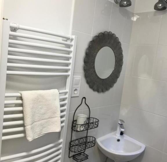 בקתת סופריור בת חדר 1, Karolina Vendégház