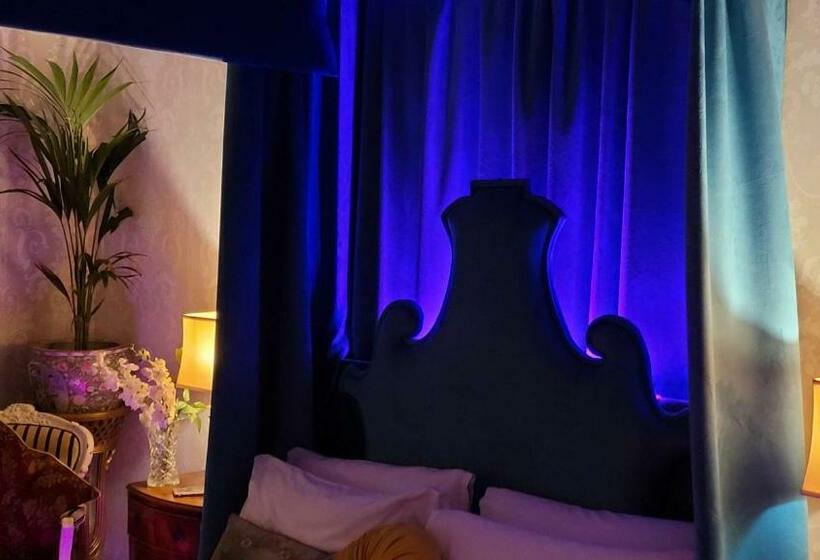 اتاق لوکس, Ravenscroft B&b