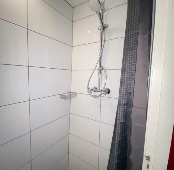 اتاق استاندارد با سرویس بهداشتی مشترک, Hostel Utopia