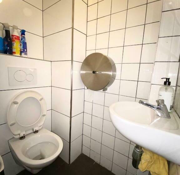 اتاق استاندارد با سرویس بهداشتی مشترک, Hostel Utopia