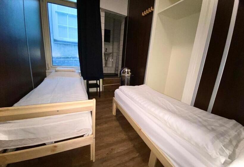 اتاق استاندارد با سرویس بهداشتی مشترک, Hostel Utopia