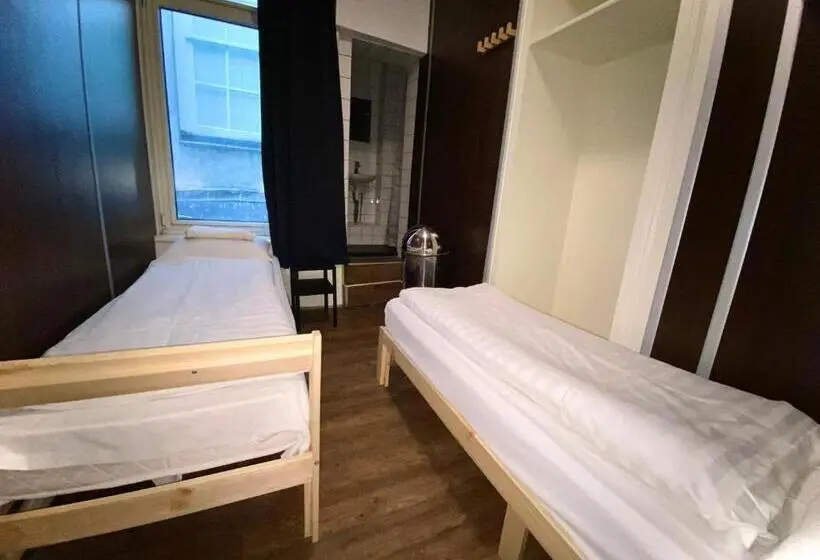 اتاق استاندارد با سرویس بهداشتی مشترک, Hostel Utopia