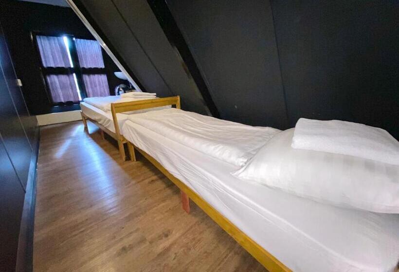 اتاق اکونومی, Hostel Utopia