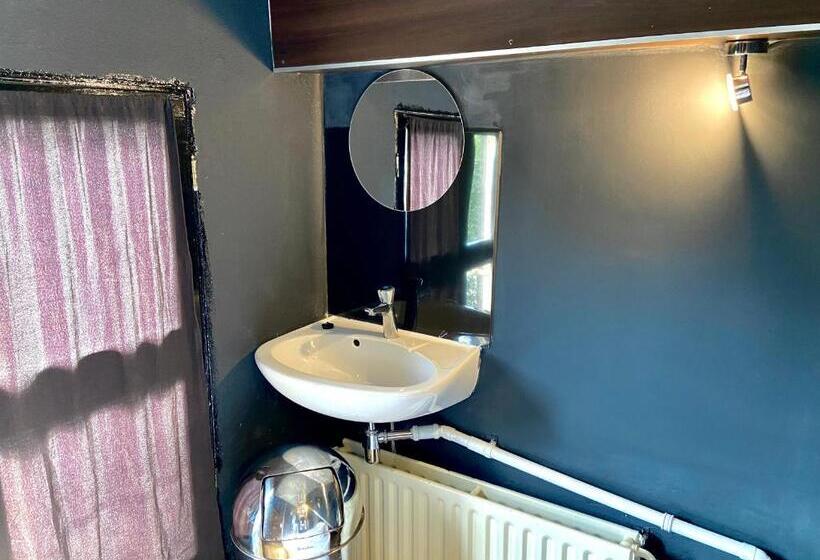 اتاق اکونومی, Hostel Utopia