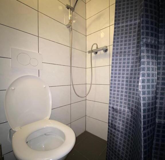 اتاق اکونومی, Hostel Utopia