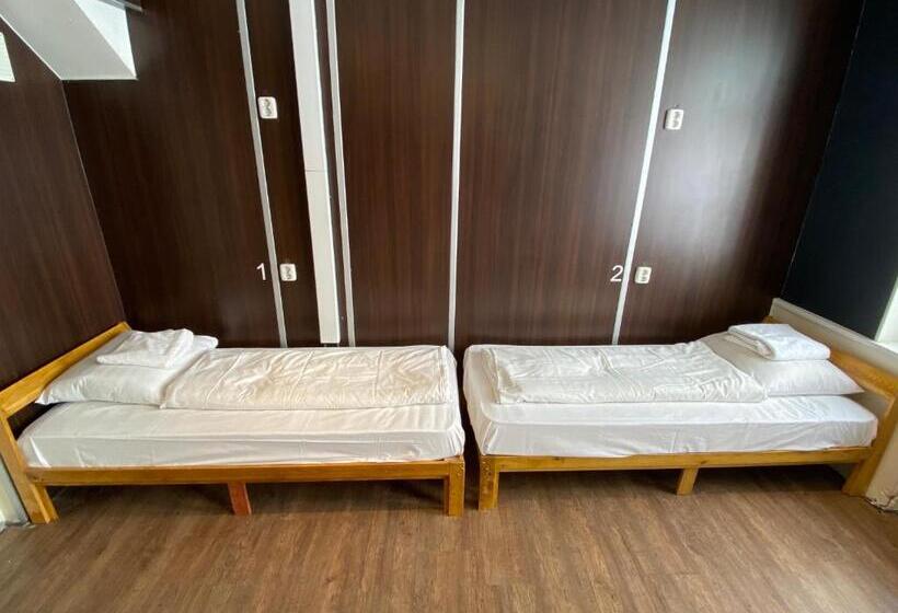 اتاق استاندارد چهار تخته, Hostel Utopia