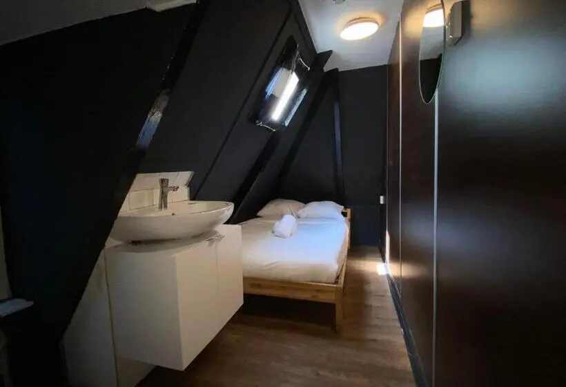 اتاق اکونومی, Hostel Utopia