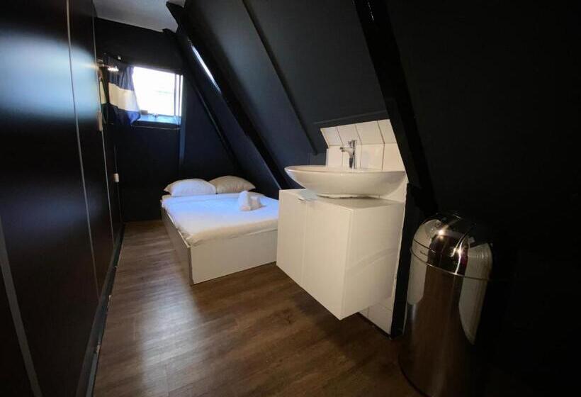 اتاق استاندارد یک تخته با سرویس بهداشتی مشترک, Hostel Utopia