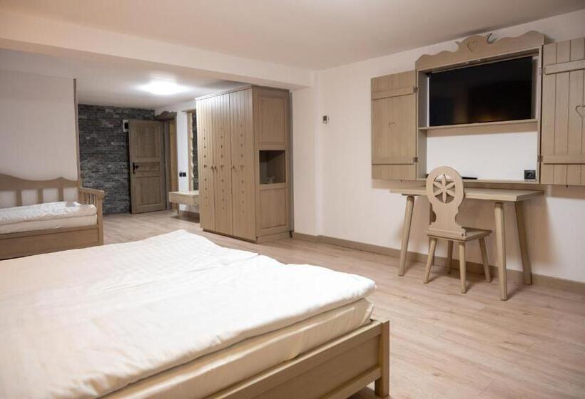 발코니가 있는 4인용 스탠다드 룸, Pension Mama Cozonacilor