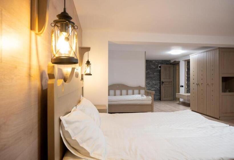 발코니가 있는 4인용 스탠다드 룸, Pension Mama Cozonacilor