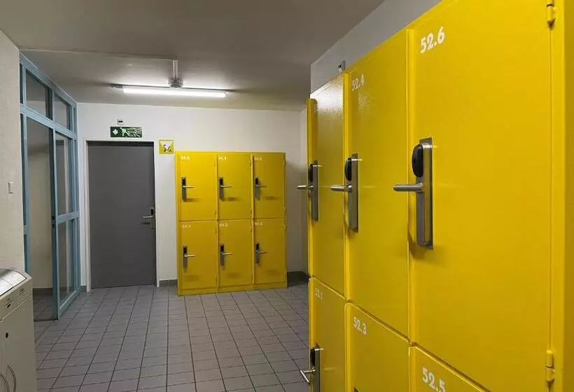 Standard Neljän Hengen Huone, Geneva Hostel