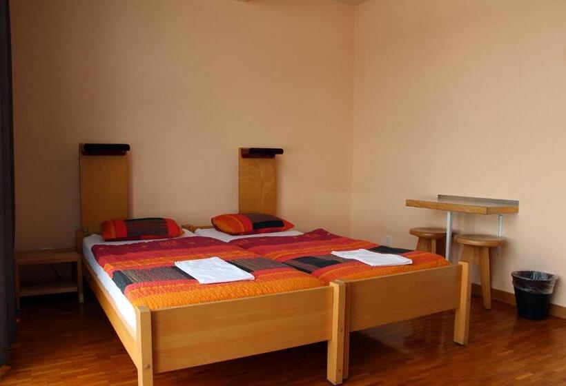 اتاق استاندارد چهار تخته, Geneva Hostel