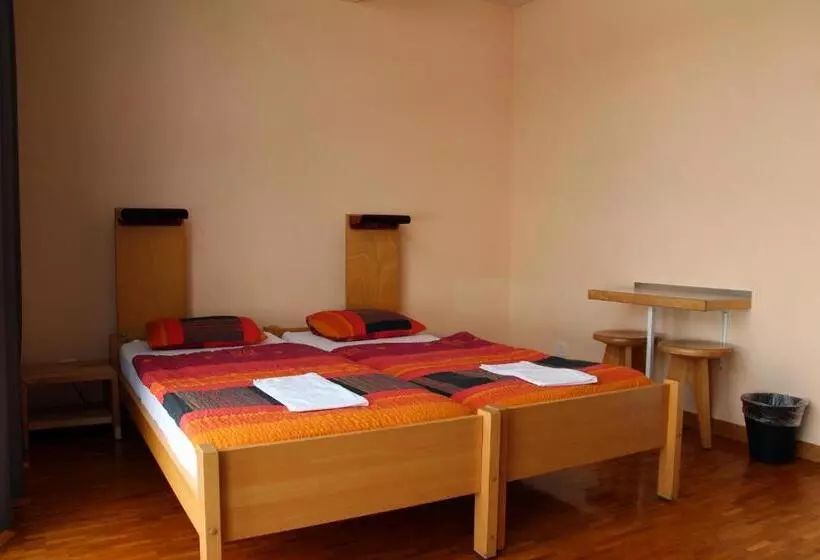Standard Neljän Hengen Huone, Geneva Hostel