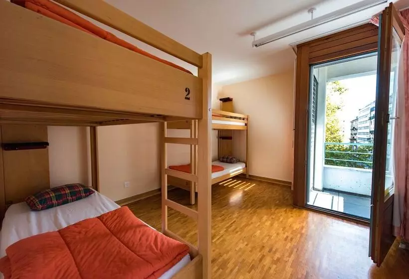 Standard Neljän Hengen Huone Jaettu Kylpyhuone, Geneva Hostel