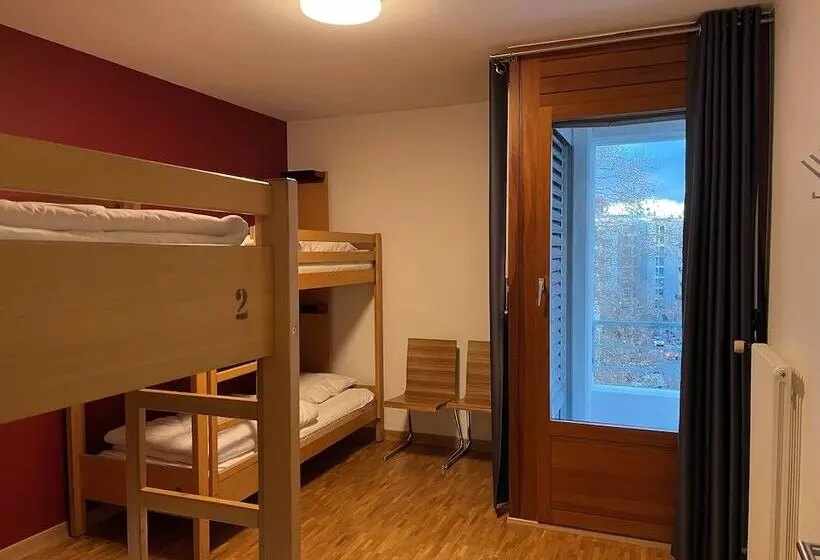 Standard Neljän Hengen Huone Jaettu Kylpyhuone, Geneva Hostel