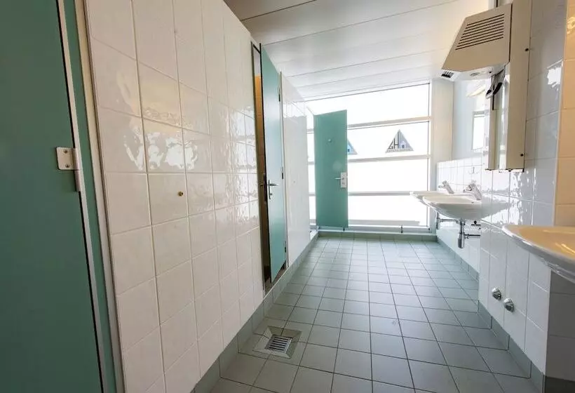 Vuode Makuusalissa, Geneva Hostel