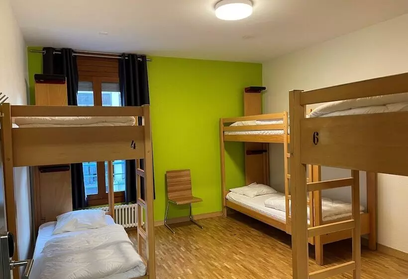 Vuode Makuusalissa, Geneva Hostel