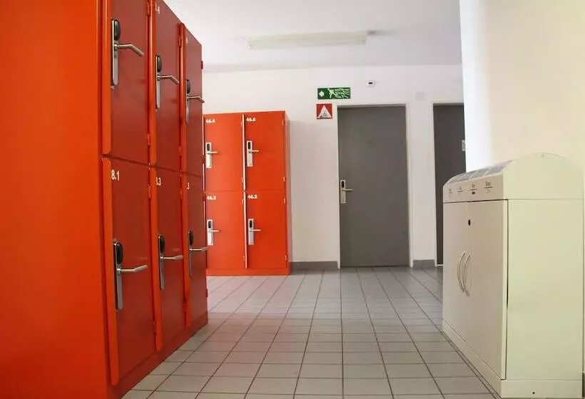 Vuode Makuusalissa, Geneva Hostel