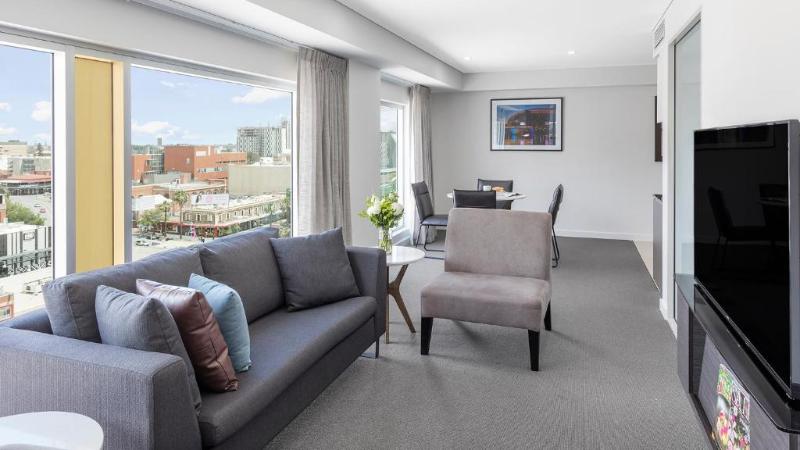 Апартаменты Deluxe 2 Спальни, Oaks Adelaide Embassy Suites