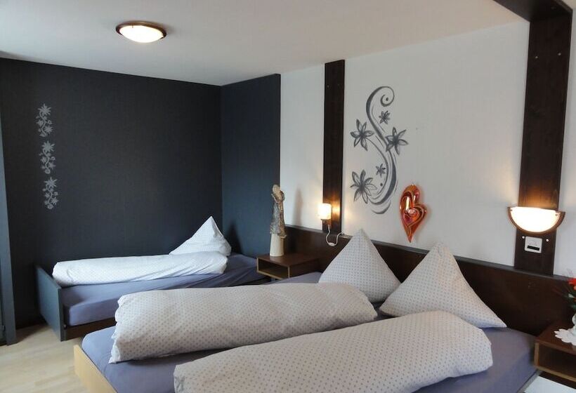 חדר סטנדרט לשלושה, Primavera