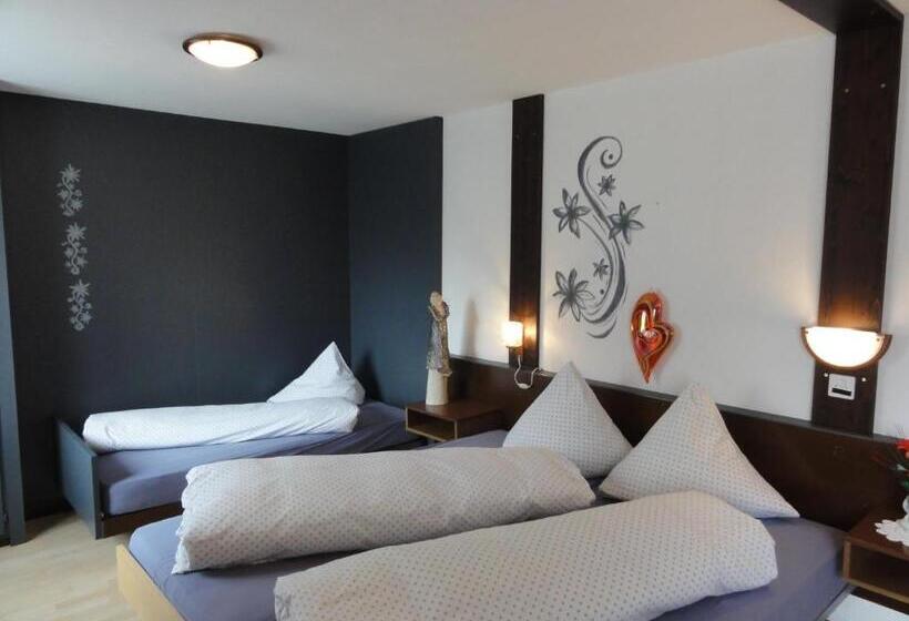 חדר סטנדרט לשלושה, Primavera