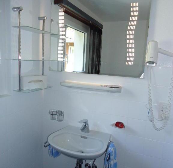 חדר סטנדרט לשלושה, Primavera