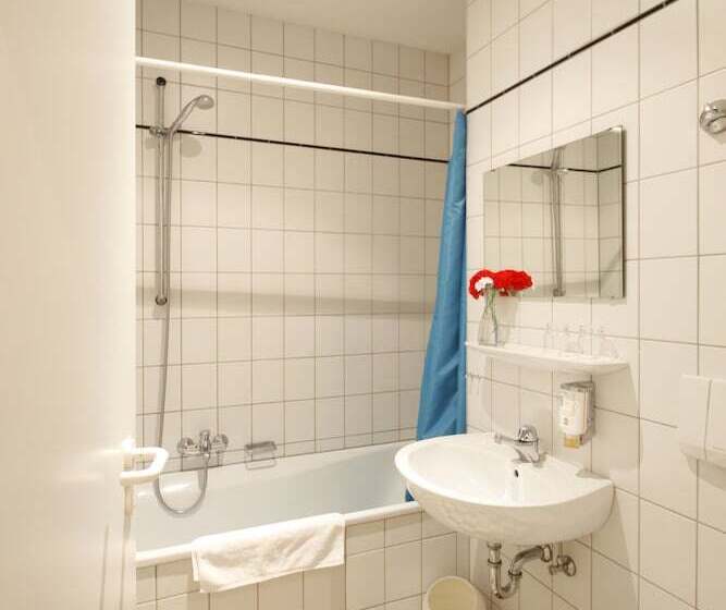 スタンダードトリプルルーム, Schiller