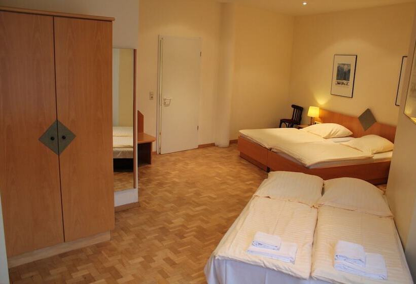 スタンダードトリプルルーム, Schiller