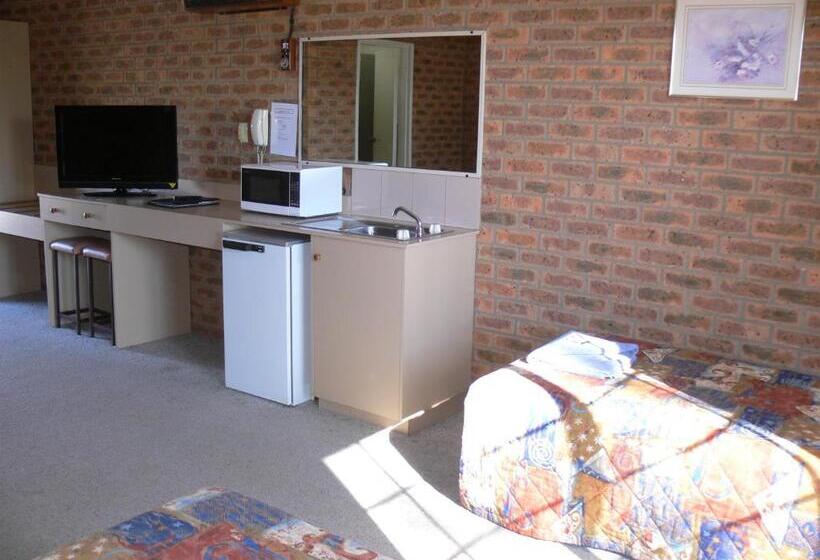 اتاق خانوادگی, Settlement Motor Inn