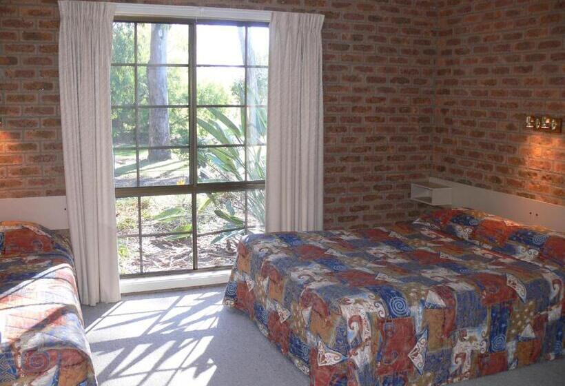 اتاق خانوادگی, Settlement Motor Inn