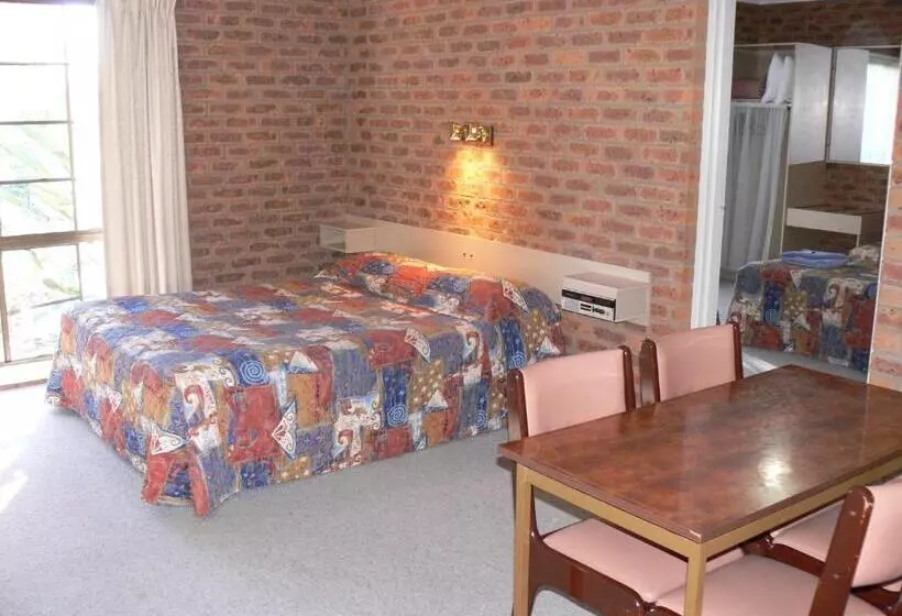 Perhehuone, Settlement Motor Inn