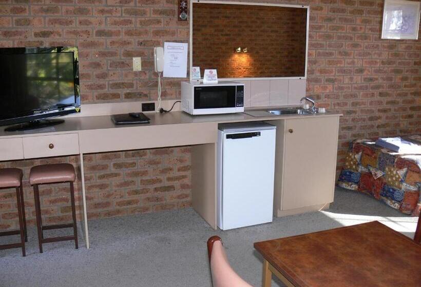 اتاق خانوادگی, Settlement Motor Inn