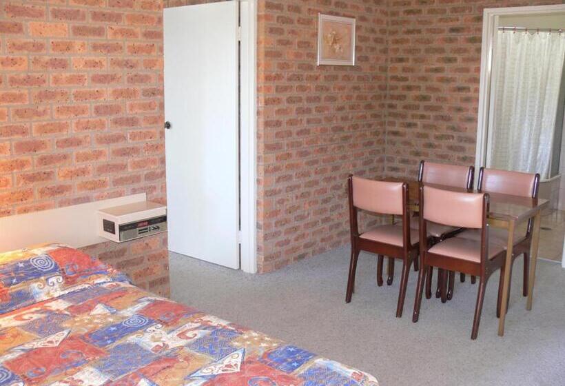 اتاق خانوادگی, Settlement Motor Inn