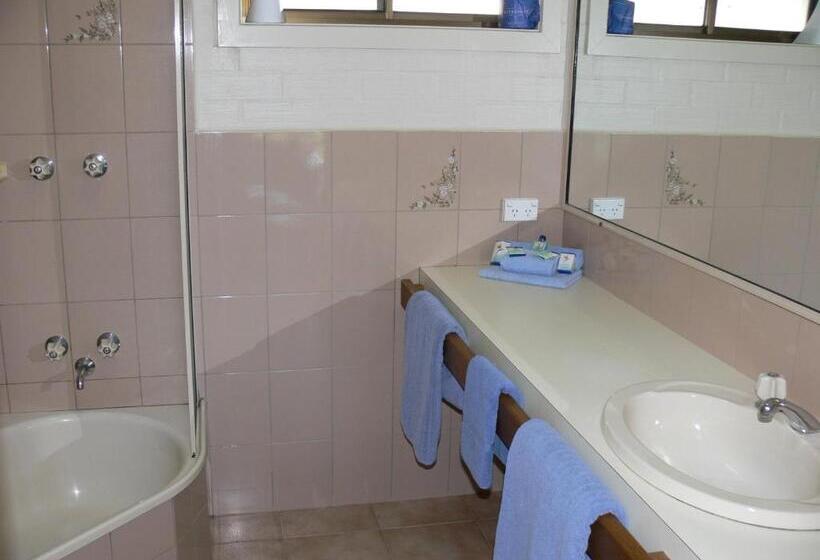 اتاق خانوادگی, Settlement Motor Inn