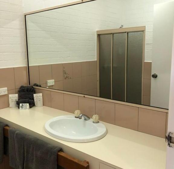 اتاق لوکس, Settlement Motor Inn