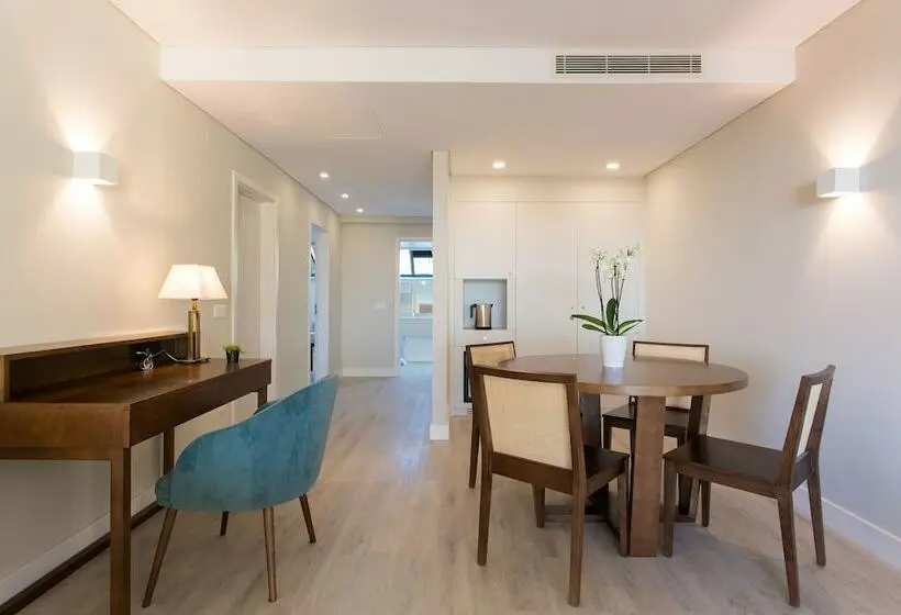 سوئیت پریمیوم با چشم‌انداز استخر, Four Points By Sheraton Sesimbra