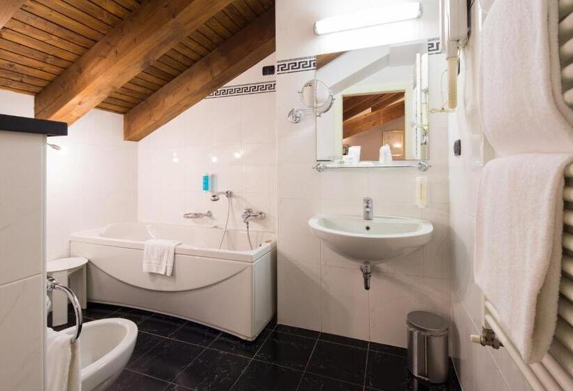 חדר משפחתי, Art & Hotel Aeroporto