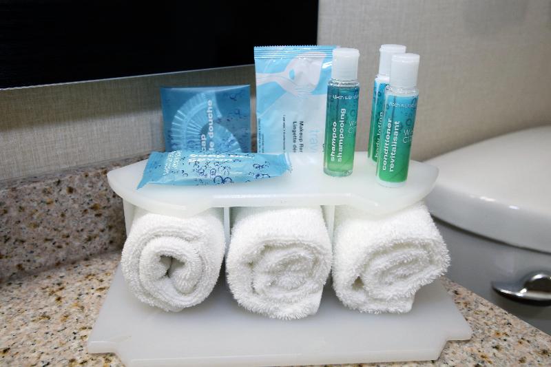 带大床的标准间, Holiday Inn Express Hotel & Suites Vernon, An Ihg