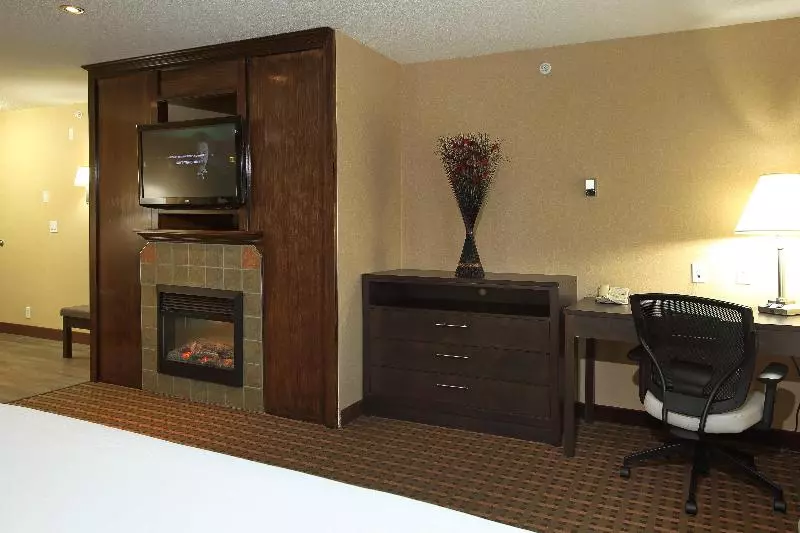 キングサイズベッドのジュニアスイート, Holiday Inn Express Hotel & Suites Vernon, An Ihg