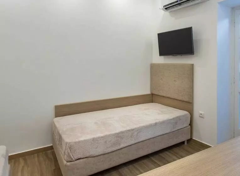 اتاق استاندارد سه نفره, Mare Naxia