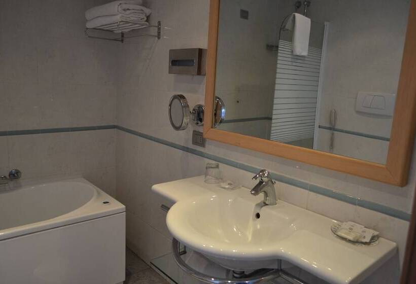 غرفة قياسية رباعية, Marina Palace Hotel & Congress Hall