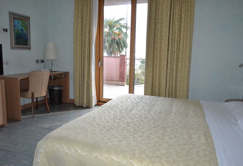 غرفة قياسية رباعية, Marina Palace Hotel & Congress Hall