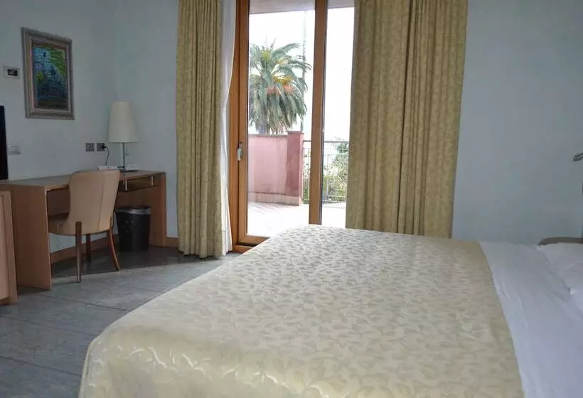 スタンダード4人部屋, Marina Palace Hotel & Congress Hall
