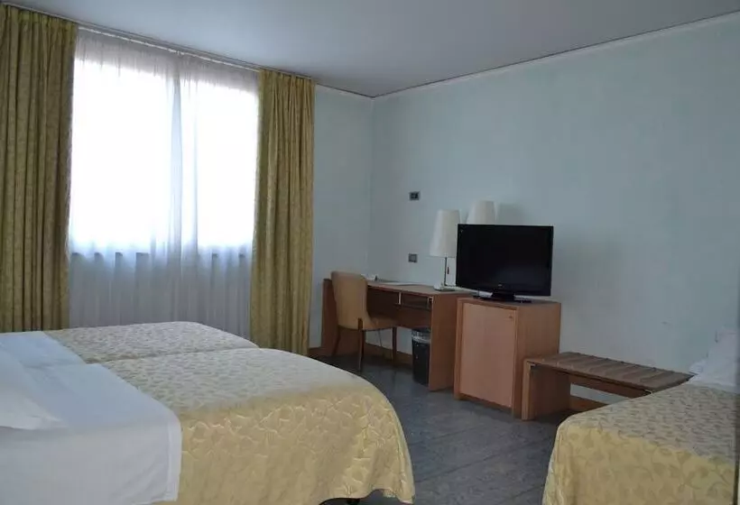 スタンダード4人部屋, Marina Palace Hotel & Congress Hall