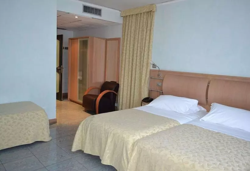 スタンダード4人部屋, Marina Palace Hotel & Congress Hall