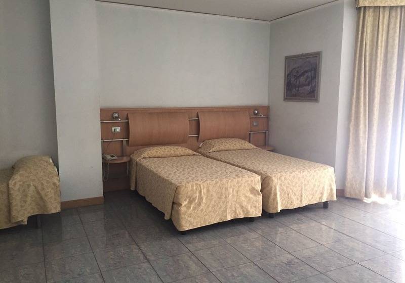 غرفة قياسية ثلاثية, Marina Palace Hotel & Congress Hall