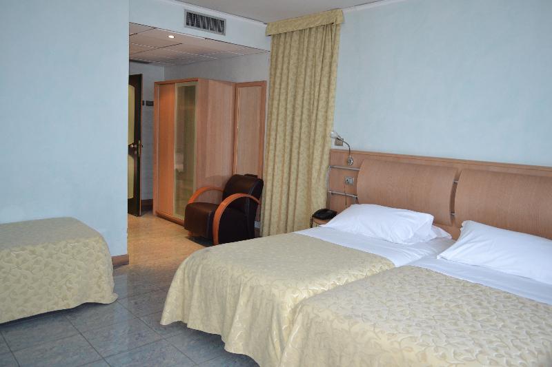 غرفة قياسية ثلاثية, Marina Palace Hotel & Congress Hall