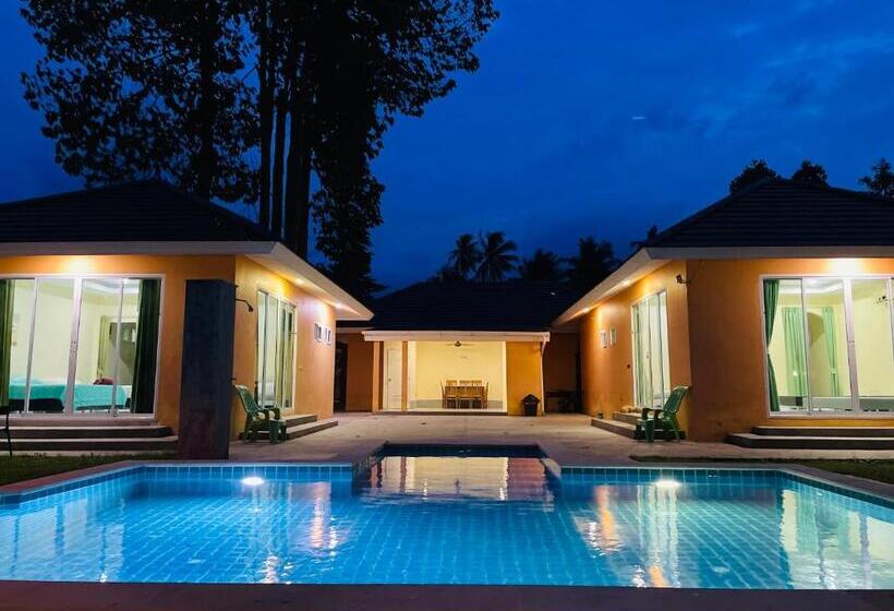 Люкс Вид на Бассейн, Khanom Garden Suite